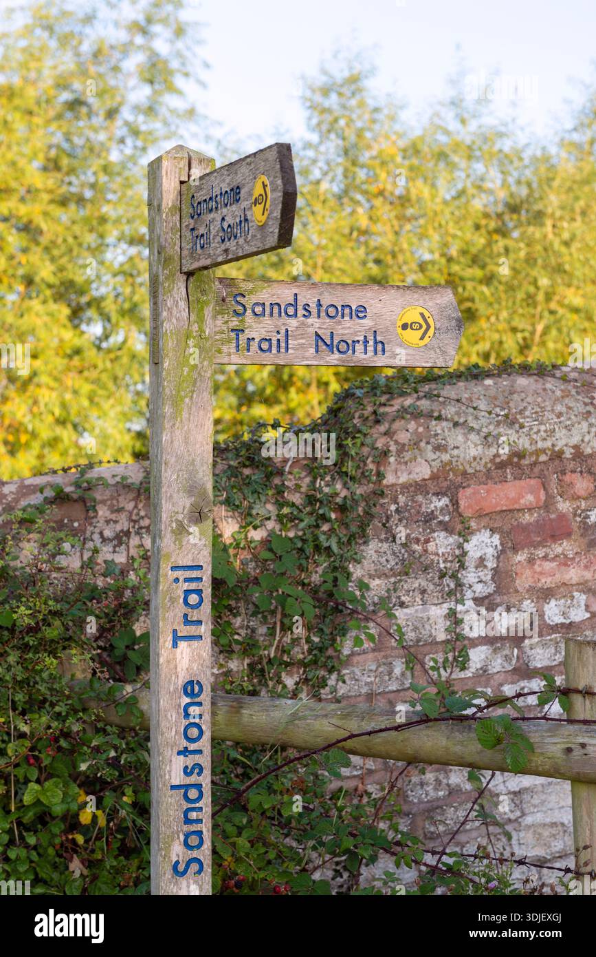 Un panneau de signalisation sur le Sandstone Trail dans le Cheshire pointant dans la direction de la route Banque D'Images