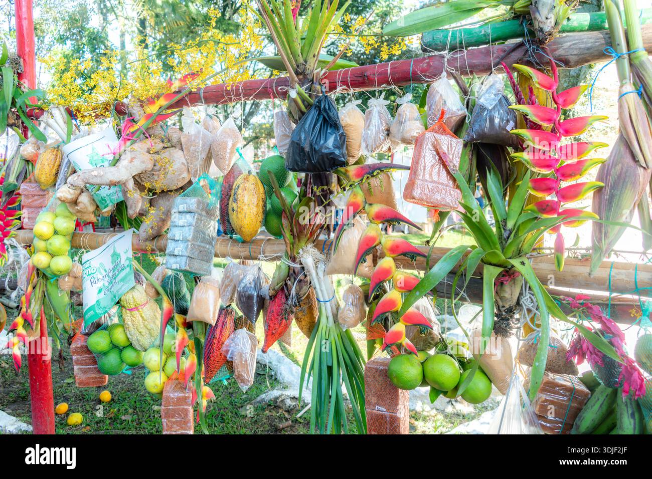Étal traditionnel du marché offrant une variété de produits frais et de marchandises emballées à vendre Banque D'Images