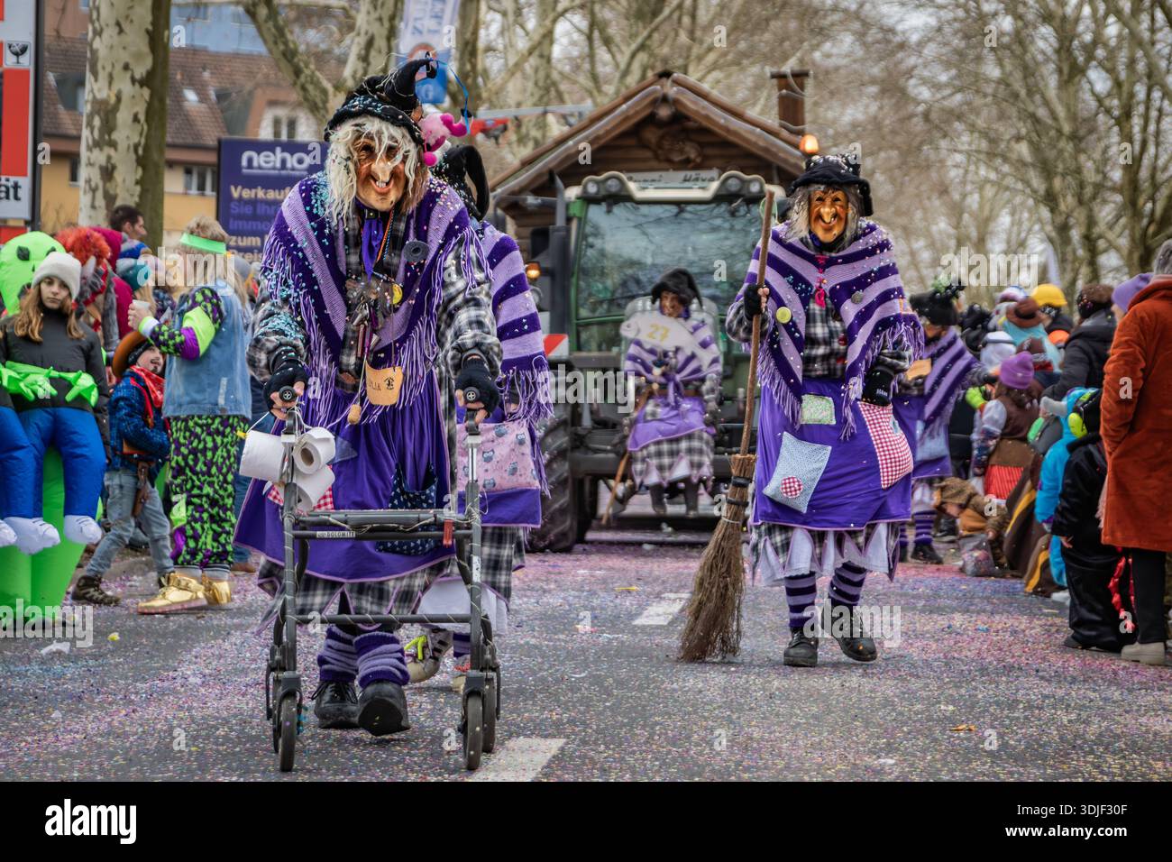 Zug, Suisse - 1er mars 2025 : les participants costumés en tenue de sorcière et masques Larve célèbrent le carnaval d'hiver de Fasnacht lors d'un défilé festif Banque D'Images