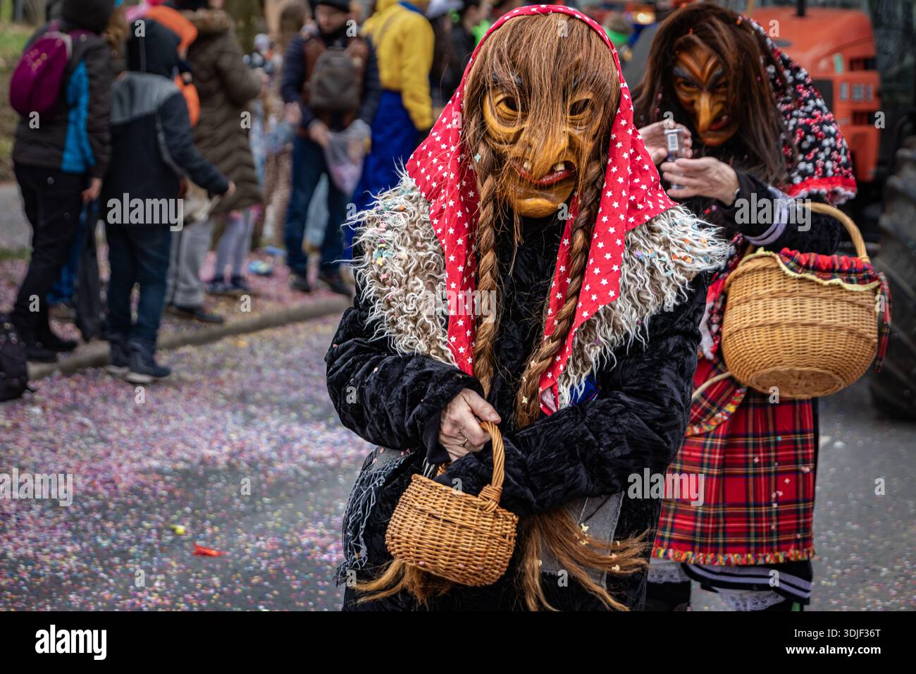 Zug, Suisse - 1er mars 2025 : les participants costumés en tenue de sorcière et masques Larve célèbrent le carnaval d'hiver de Fasnacht lors d'un défilé festif Banque D'Images