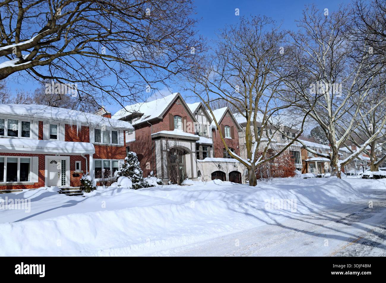 Rue résidentielle en hiver après une forte chute de neige Banque D'Images