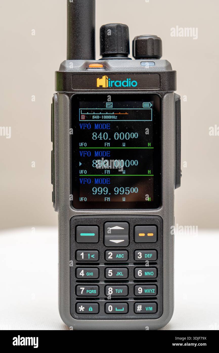 IRadio UV98 radio amateur talkie-walkie, tribande VHF UHF HF, LF, SSB, AM, FM, GPS, APRS, radio CB, avec affichage simultané des 3 fréquences. Banque D'Images