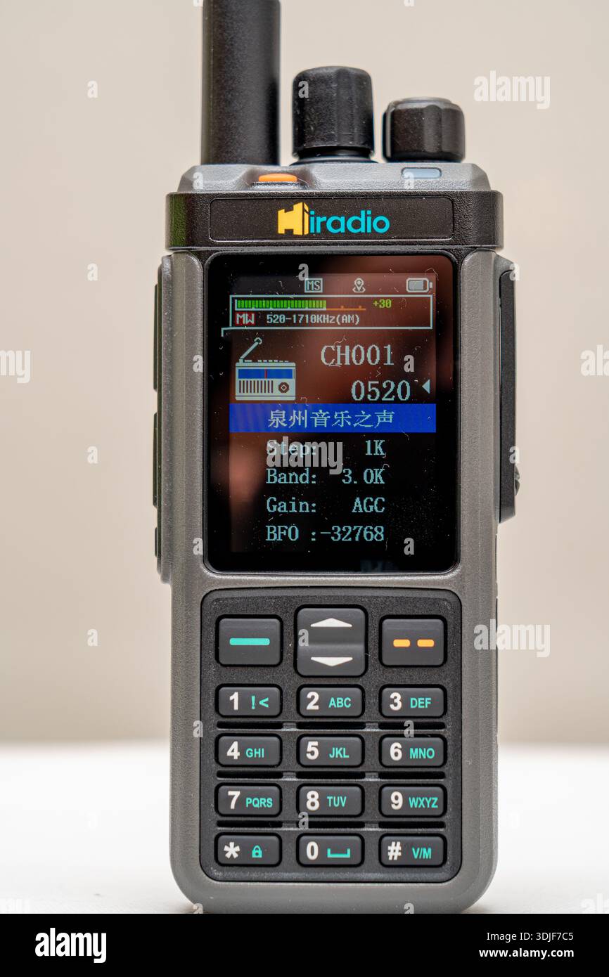 IRadio UV98 radio amateur talkie-walkie, tribande VHF UHF HF, LF, SSB, AM, FM, GPS, APRS, radio CB, avec affichage simultané des 3 fréquences. Banque D'Images