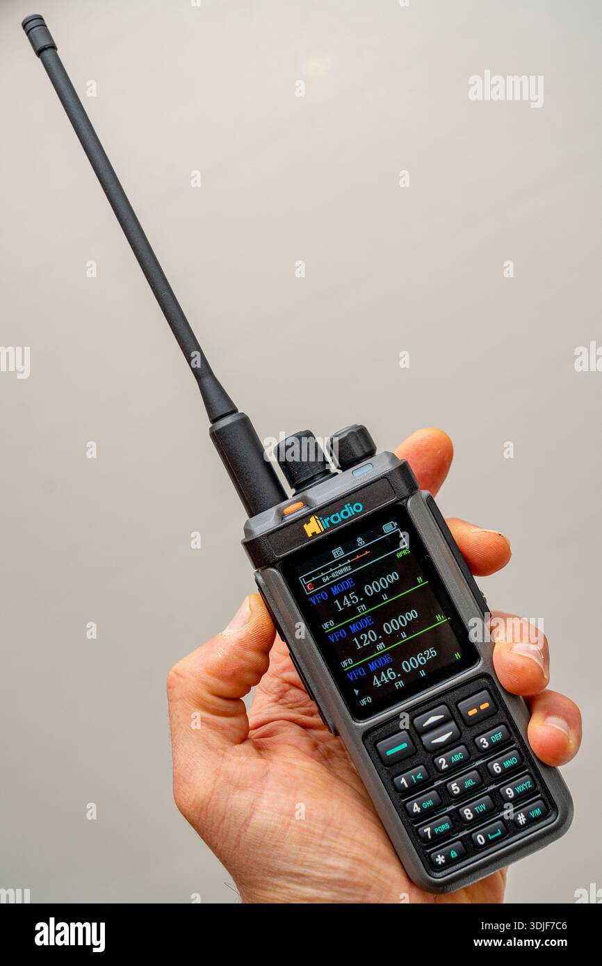 IRadio UV98 radio amateur talkie-walkie, tribande VHF UHF HF, LF, SSB, AM, FM, GPS, APRS, radio CB, avec affichage simultané des 3 fréquences. Banque D'Images