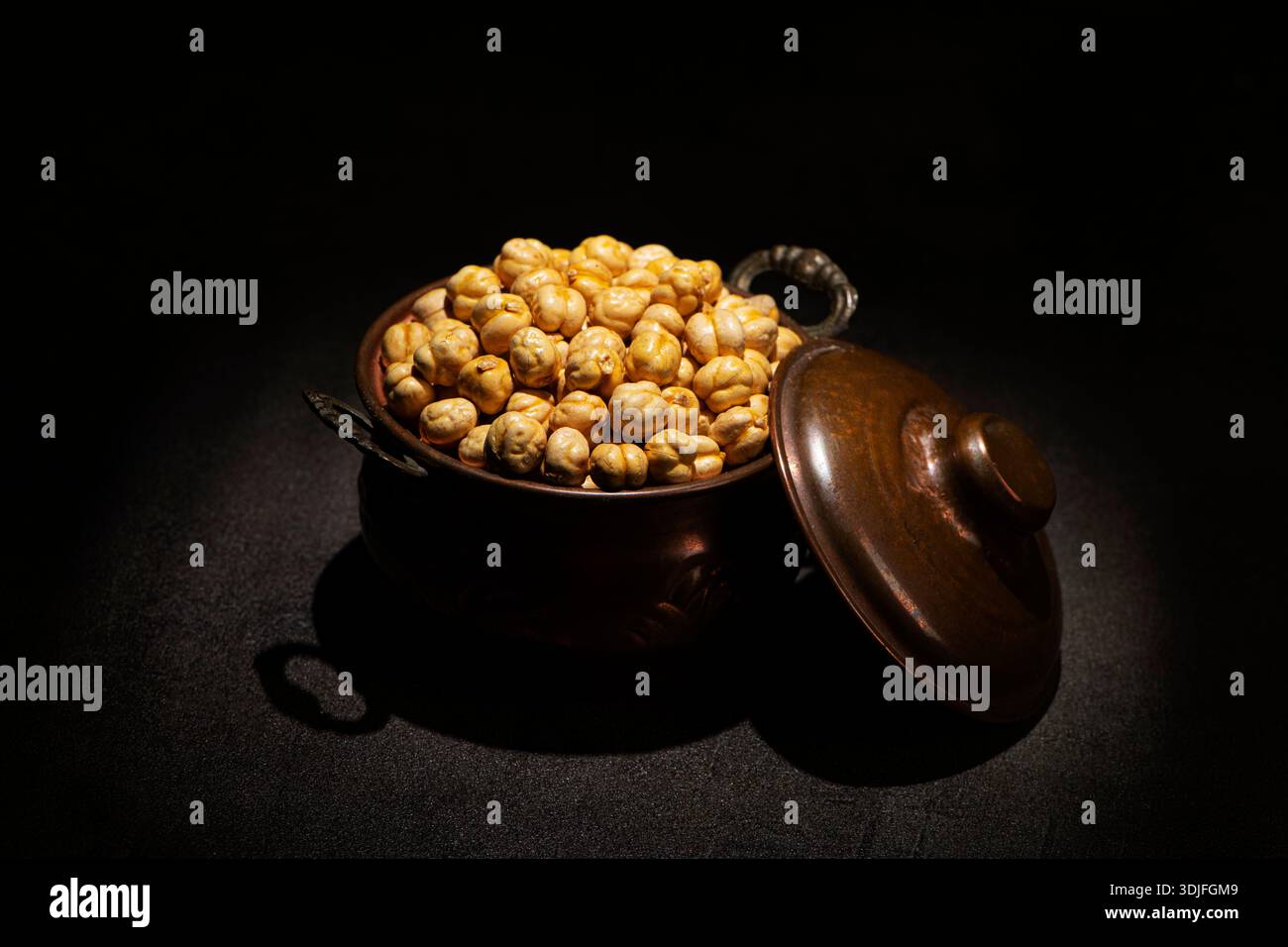 Pois chiches rôtis sans sel dans un pot métallique vintage, grec traditionnel, noix turque Banque D'Images