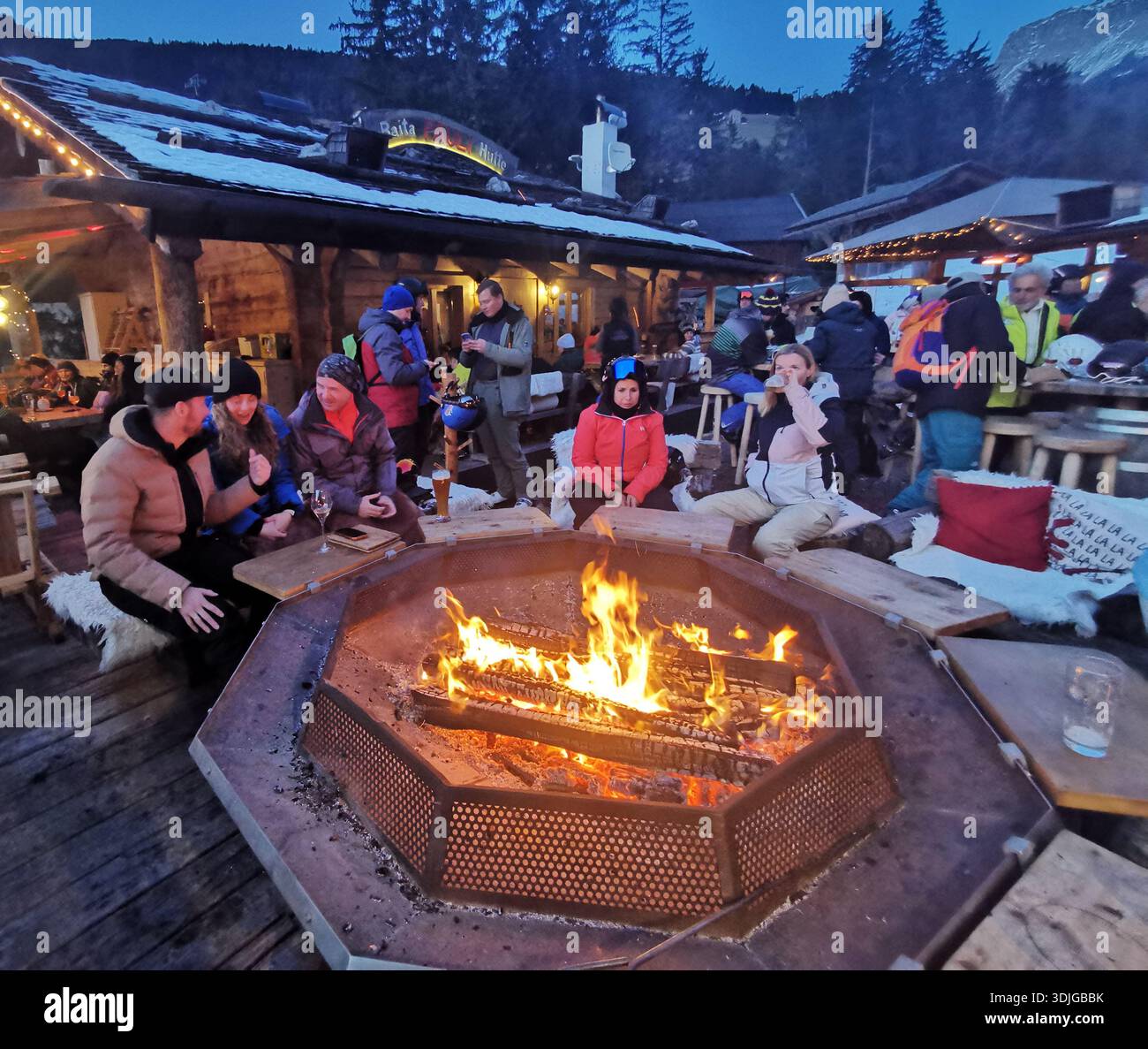 Les skieurs sur la piste de ski de la Longia au départ de Seceda apprécient après le ski des boissons et de la musique DJ dans le foyer extérieur ouvert de Baita Pauli Hütte, Ortisei, Val Gardena. Banque D'Images