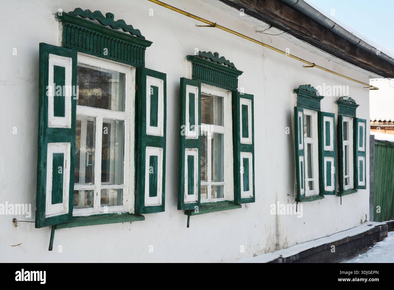 Maison ukrainienne traditionnelle avec volets en bois pour économiser de l'énergie Banque D'Images