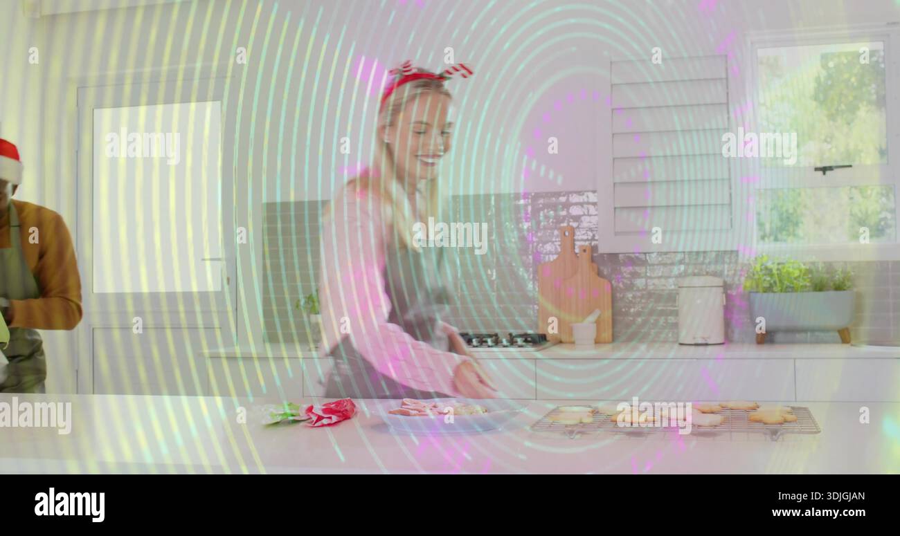 Décorer femme dans le tablier gris et bandeau rouge et blanc à l'îlot de cuisine avec grille de refroidissement Banque D'Images