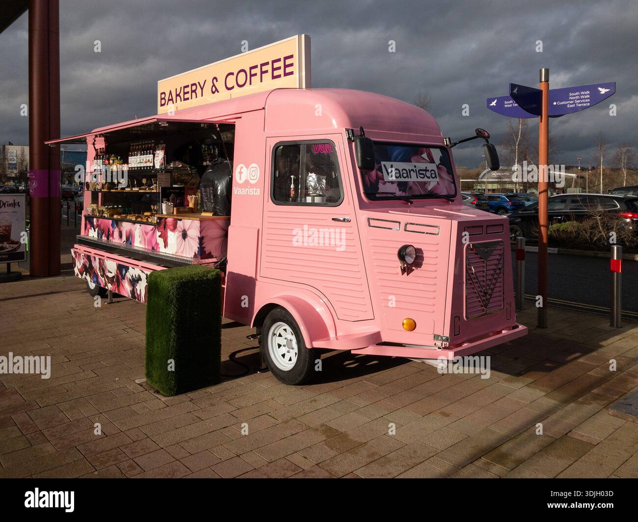 Fourgon alimentaire mobile rose, vendant des produits de boulangerie et du café, Rushden Lakes Shopping Centre, Northamptonshire, Royaume-Uni Banque D'Images