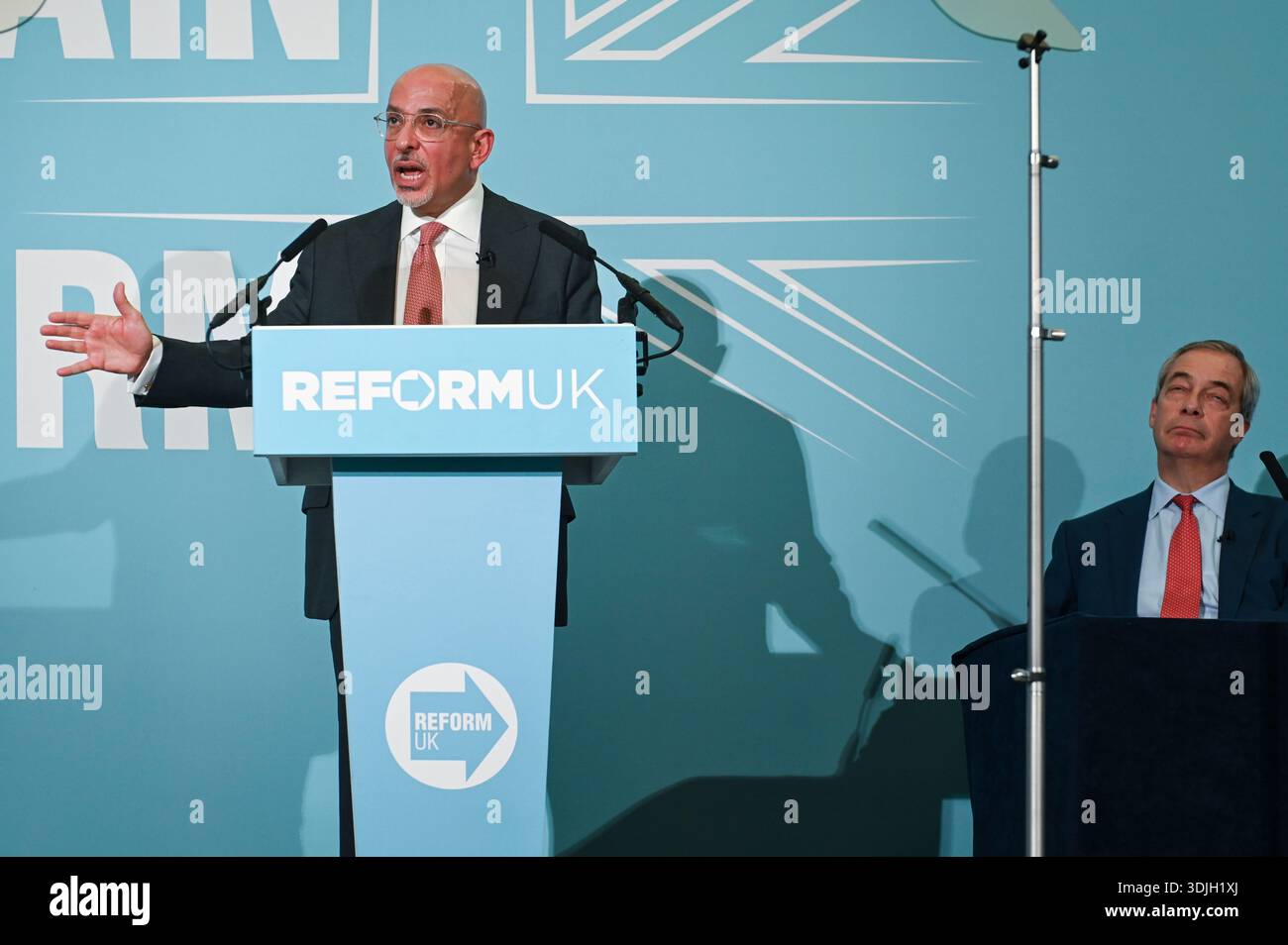 The Nash Room, 116 Pall Mall, Londres, Royaume-Uni. 12 janvier 2026. Nigel Farage, chef du parti réformiste britannique, annonce Nadhim Zahawi comme nouveau membre dans une presse Banque D'Images