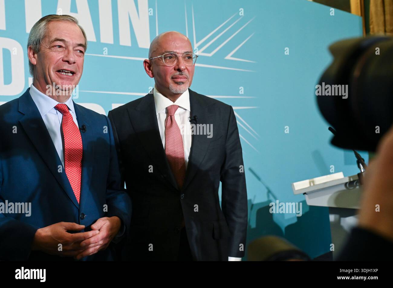 The Nash Room, 116 Pall Mall, Londres, Royaume-Uni. 12 janvier 2026. Nigel Farage, chef du parti réformiste britannique, annonce Nadhim Zahawi comme nouveau membre dans une presse Banque D'Images