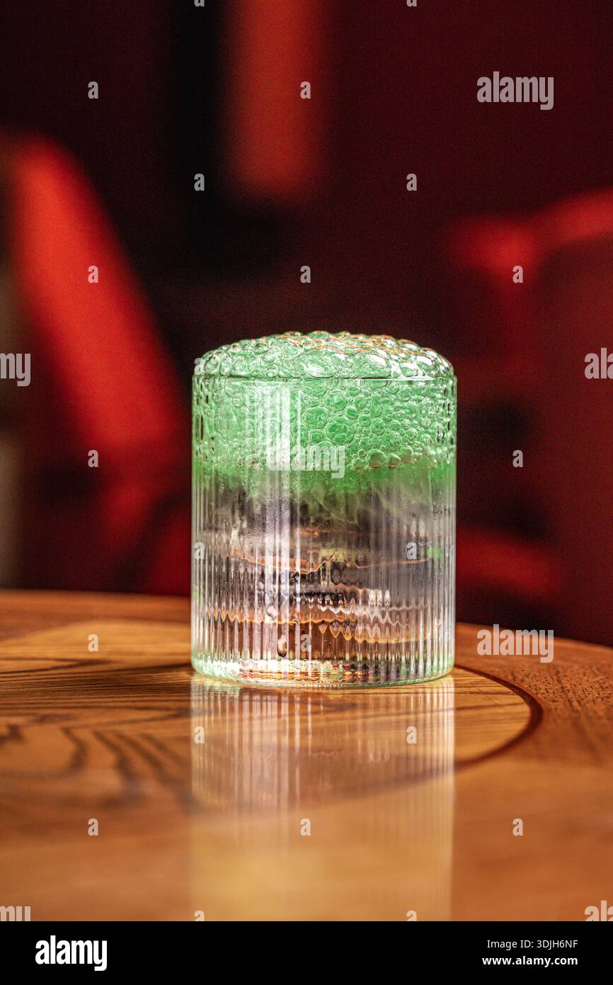 Cocktail de mousse verte en verre texturé transparent Banque D'Images