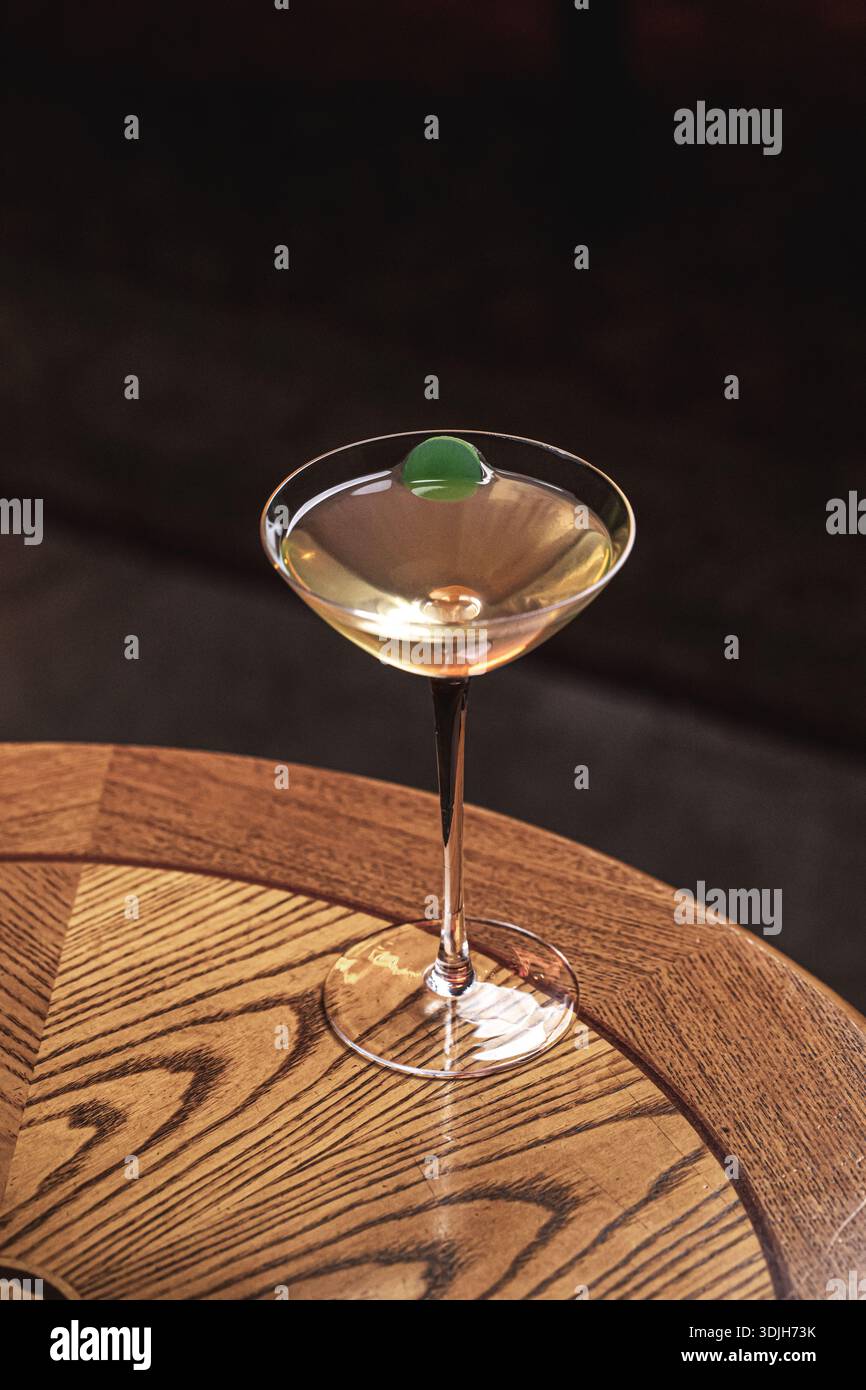 Cocktail martini classique avec garniture d'olive Banque D'Images
