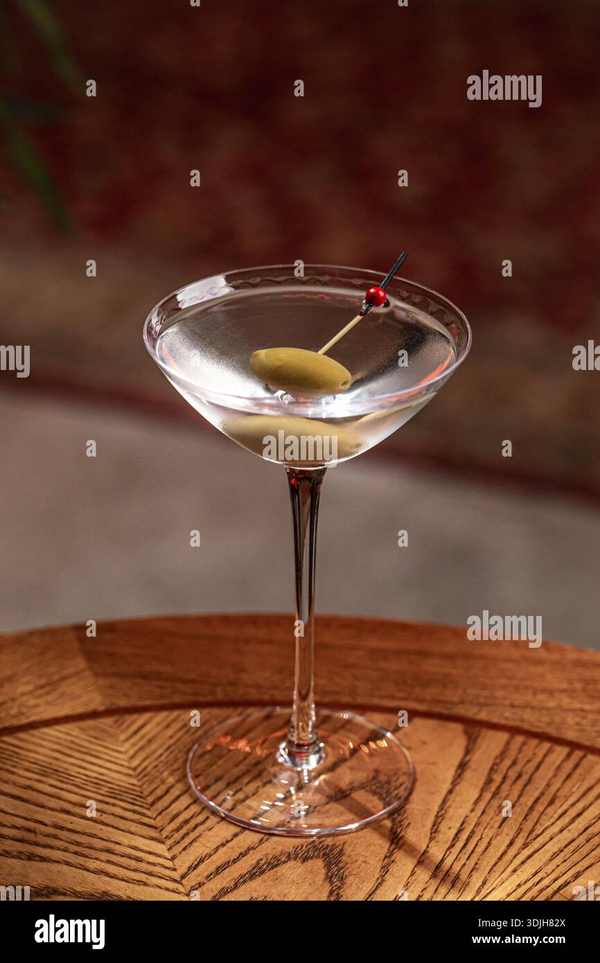 Cocktail de martini clair avec garniture d'olive Banque D'Images