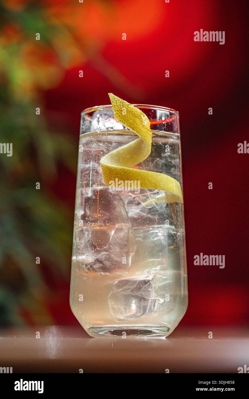 Cocktail clair avec une touche de citron et de glace Banque D'Images
