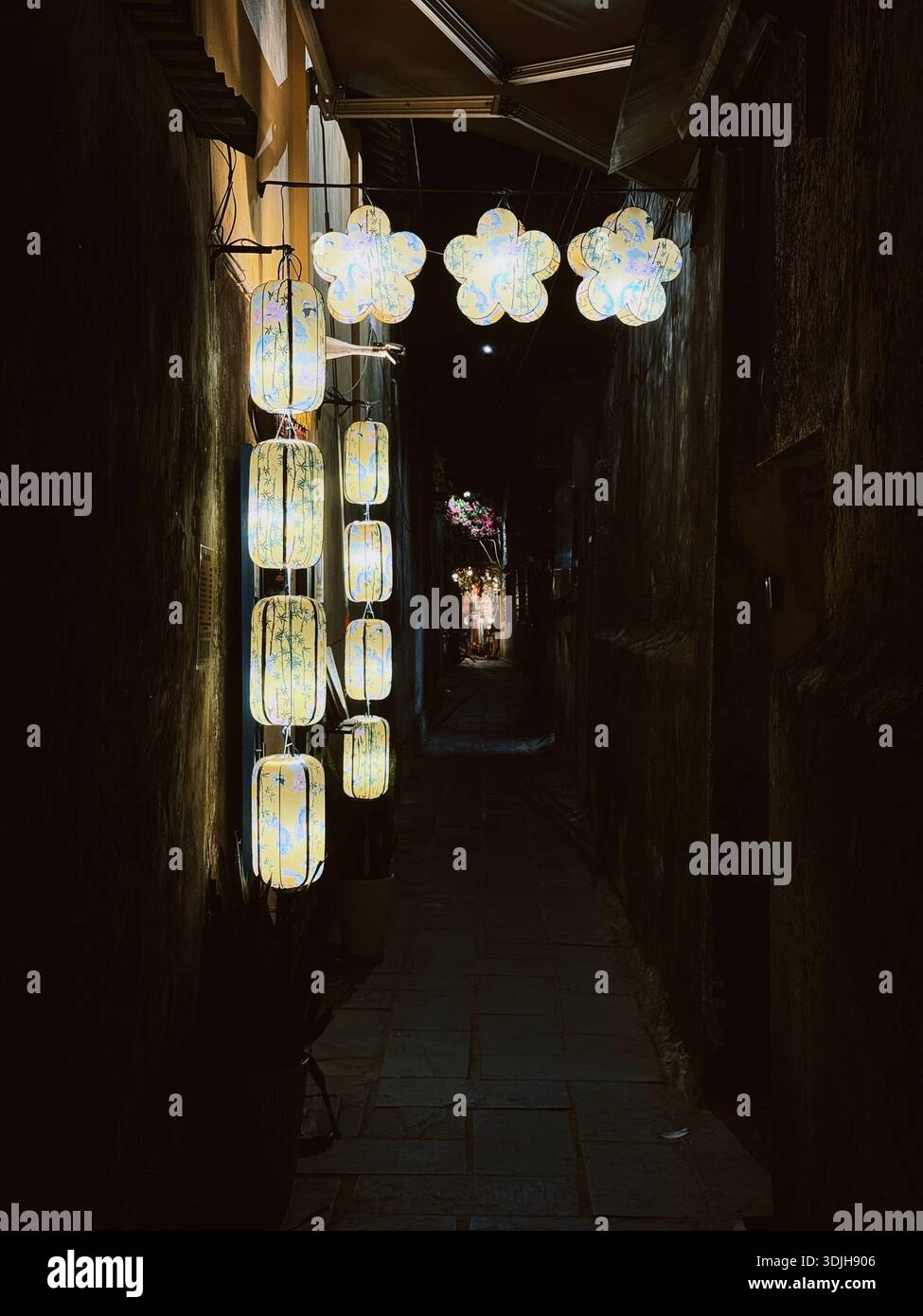 Lanternes traditionnelles illuminant les rues de la ville antique de Hoi an la nuit, Vietnam - Image de stock capturée avec un smartphone