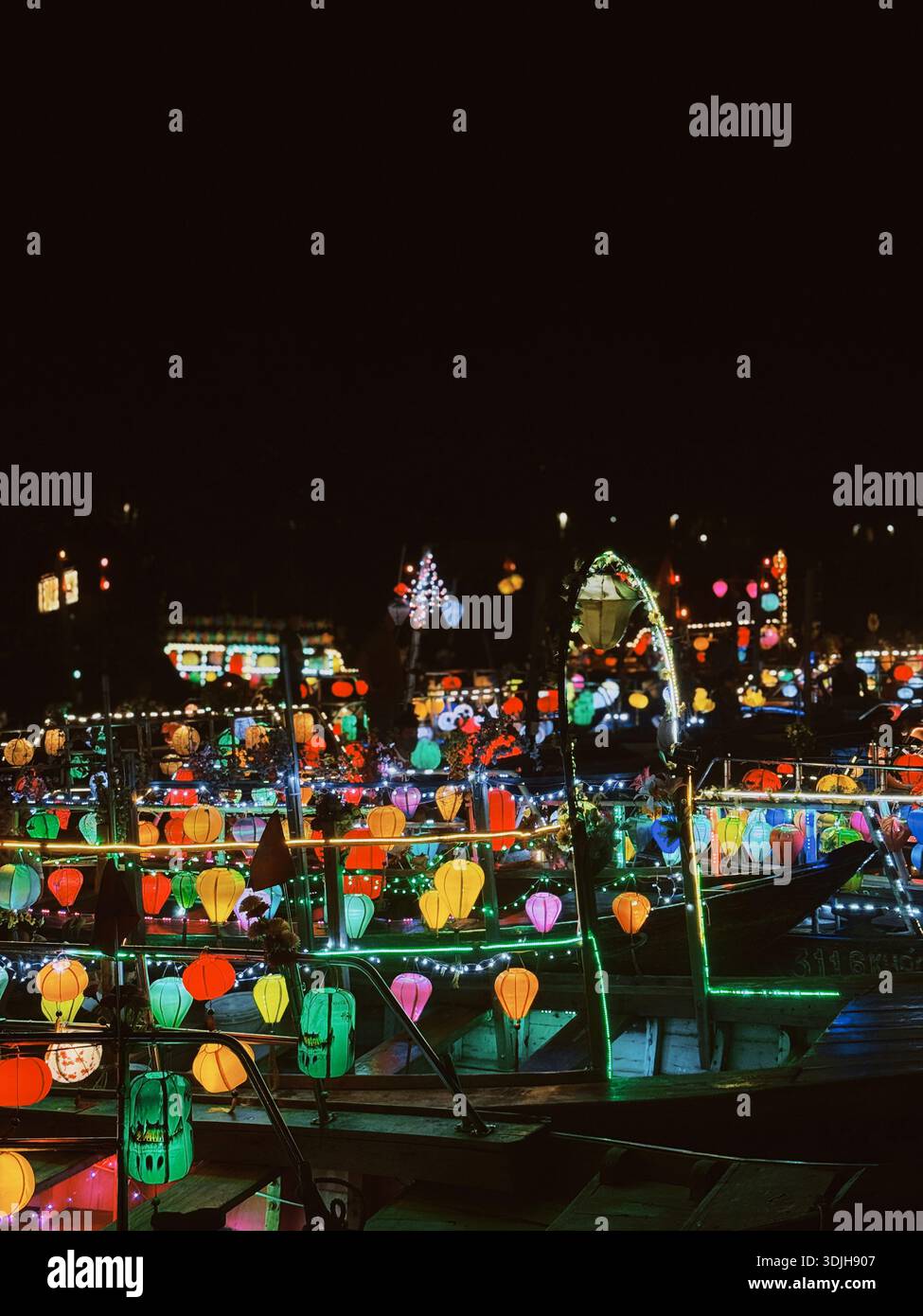 Lanternes traditionnelles illuminant les rues de la ville antique de Hoi an la nuit, Vietnam - Image de stock capturée avec un smartphone