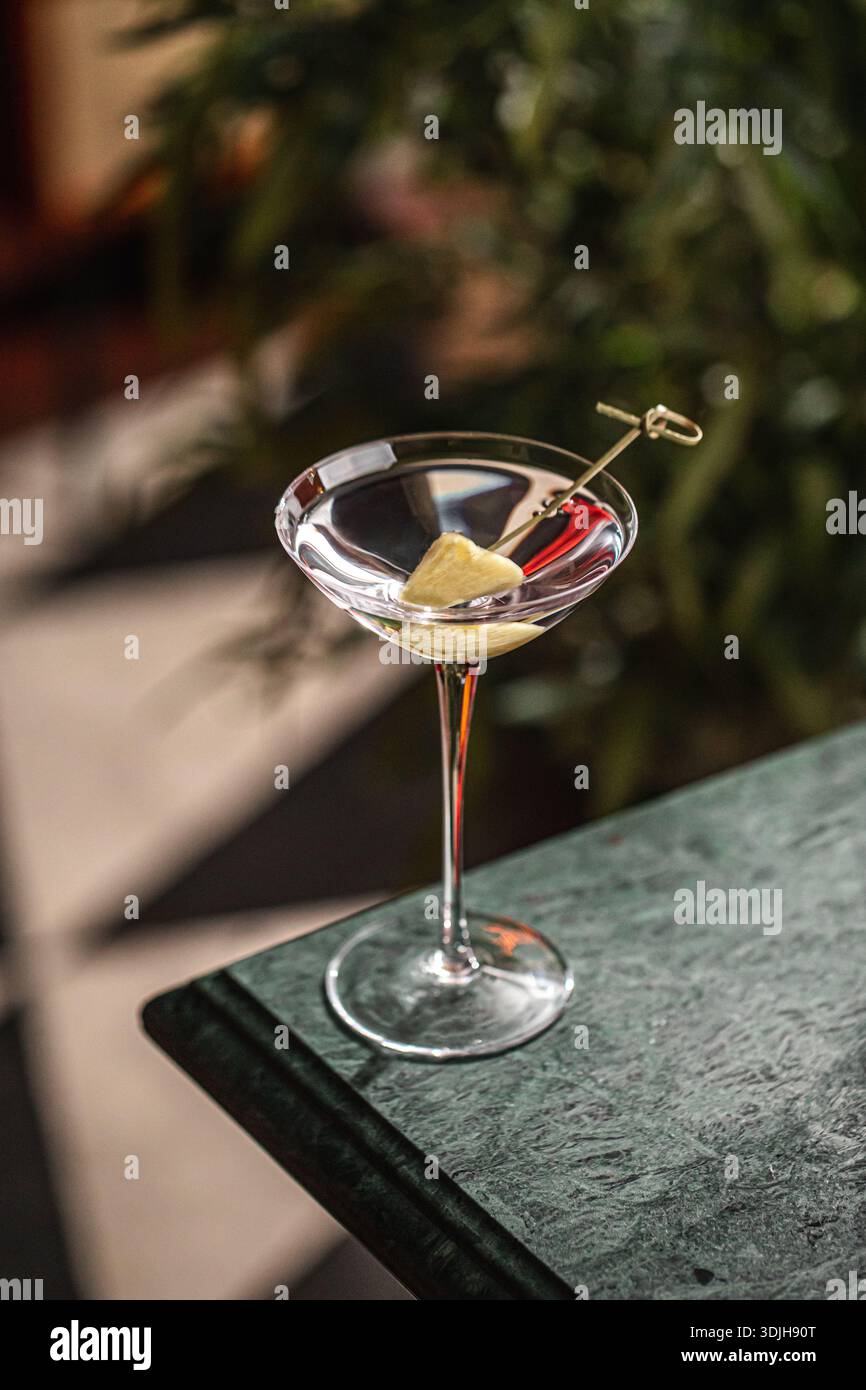 Cocktail de martini clair avec garniture d'ananas Banque D'Images