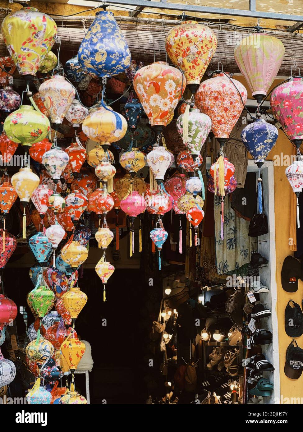 Lanternes traditionnelles accrochées dans les rues de la ville antique de Hoi an, Vietnam - Image de stock capturée avec un smartphone