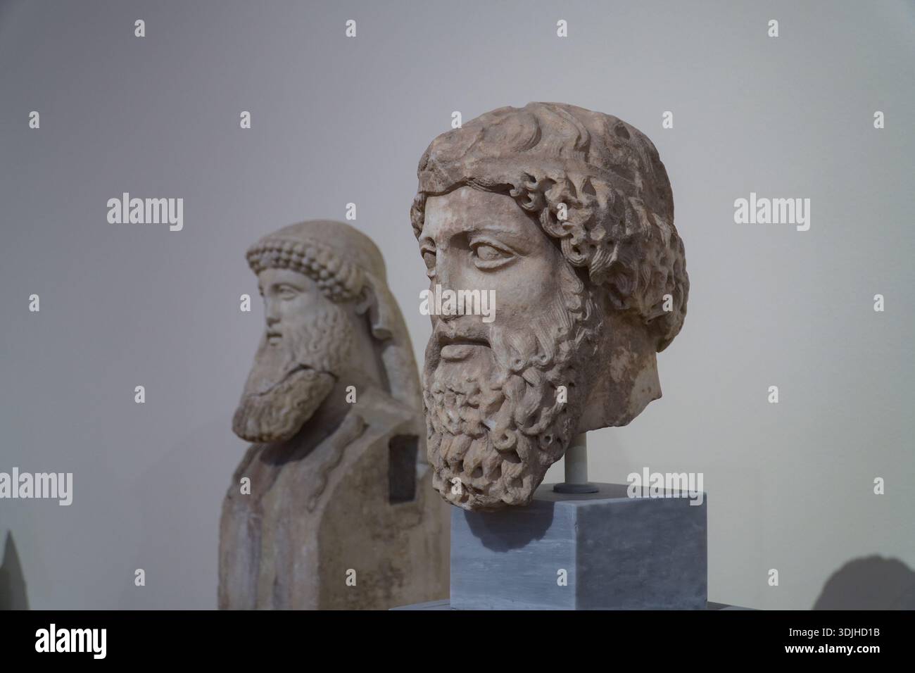 Fragment de statue à tête de marbre barbu. Sculpture en marbre pentélique représentant une divinité grecque ou un philosophe au musée d'Athènes. Banque D'Images