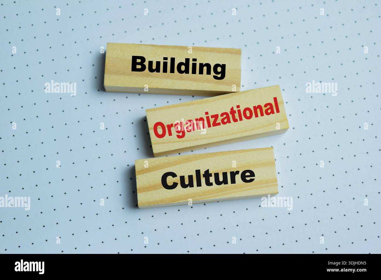 Concept de texte construisant la culture organisationnelle sur des blocs de bois. Valeurs fondamentales de l'entreprise et efficacité Banque D'Images