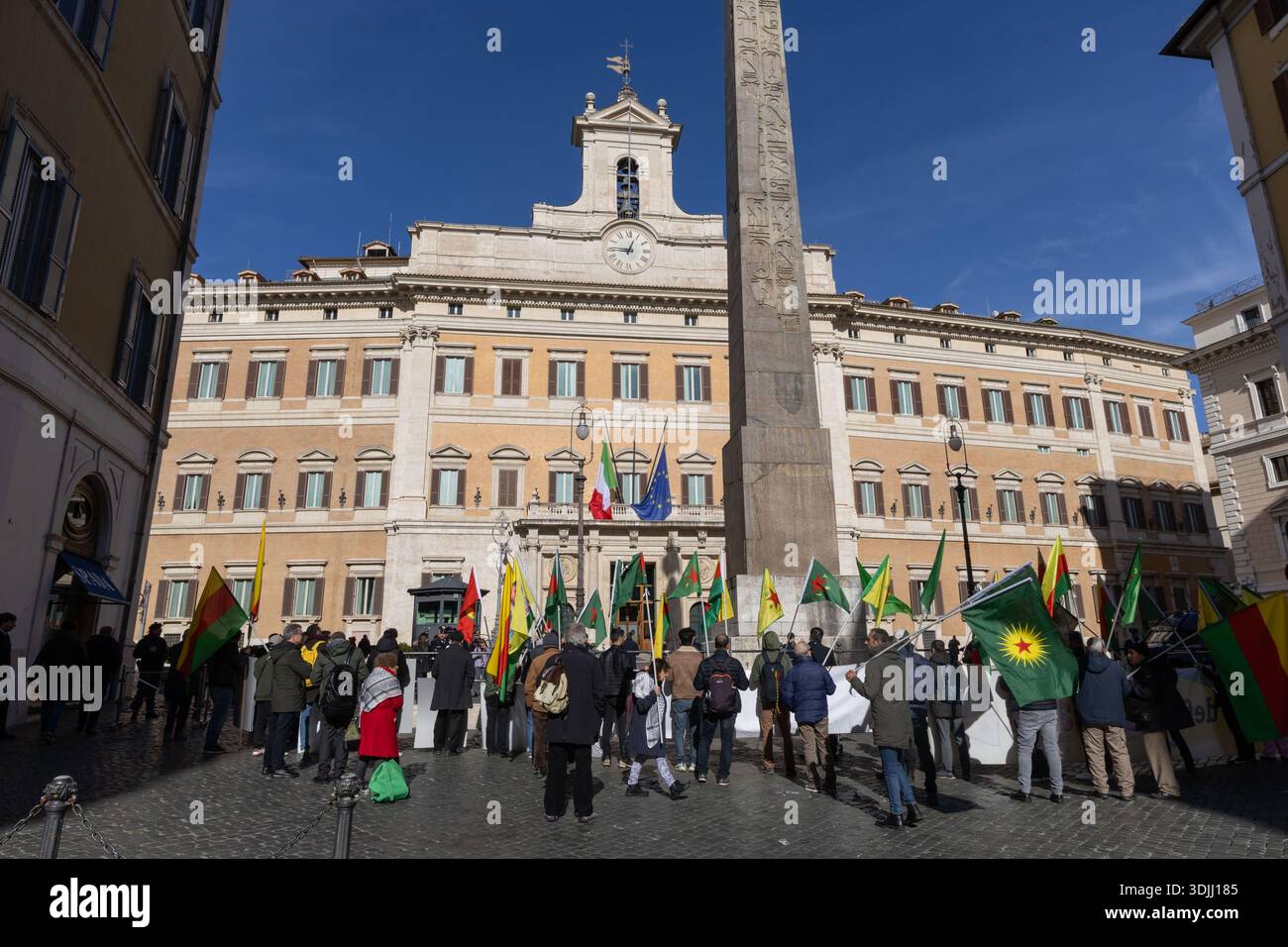 Rome, Italie. 27 janvier 2026. Une manifestation sur la Piazza Montecitorio à Rome organisée par la communauté kurde en soutien au Rojava. Crédit : Agence photo indépendante/Alamy Live News Banque D'Images