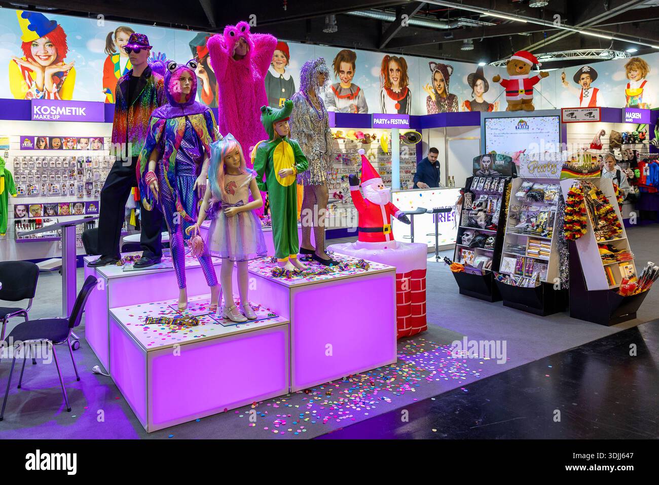 Eröffnungstag der 75. Spielwarenmesse, Nürnberg, 27.01.2026 Bunter Messestand mit fantasievollen Kostümen für Groß und Klein von funkelnden Disco-tenues über Einhornkleider bis zu pinken Monsteranzügen. Konfetti und bunte Deko sorgen für Festivalstimmung. Auch make-up, Masken und Partyartikel werden präsentiert. Ein echter Hingucker auf der Spielwarenmesse Nürnberg Messezentrum Bayern Deutschland *** ouverture du Spielwarenmesse 75, Nuremberg, 27 01 2026 stand d'exposition coloré avec des costumes imaginatifs pour petits et grands, des tenues de discothèque étincelantes aux robes de licorne et monstre rose Banque D'Images