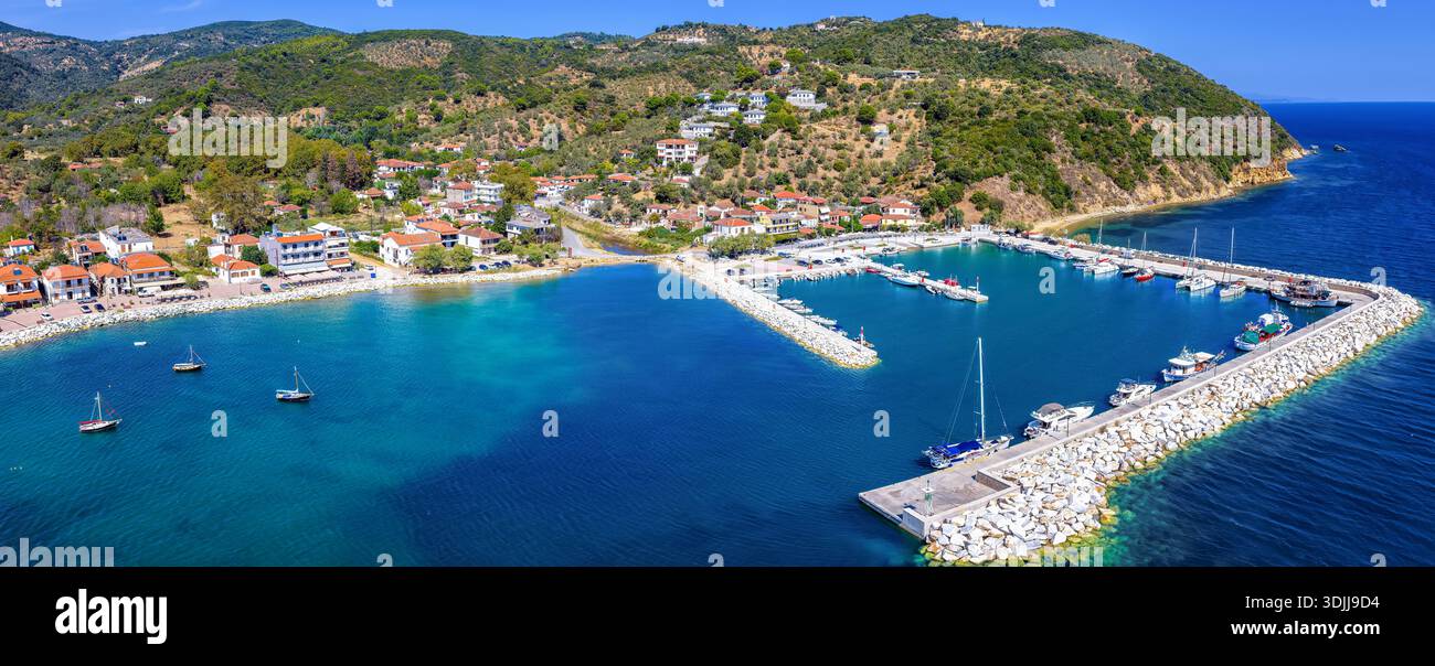 Vue aérienne panoramique sur le village de pêcheurs traditionnel Platanias, Pélion Sud, Grèce, avec port de plaisance et promenade au bord de l'eau Banque D'Images