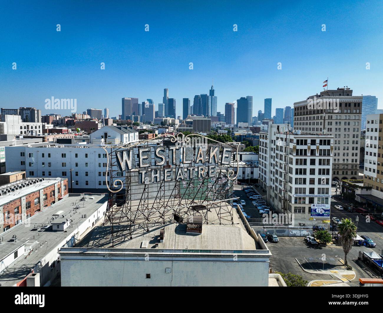 Los Angeles, États-Unis - 13 octobre 2024 : vue aérienne de l'enseigne vintage du Westlake Theatre contre la ligne d'horizon moderne, un contraste frappant avec le vieux Holly Banque D'Images