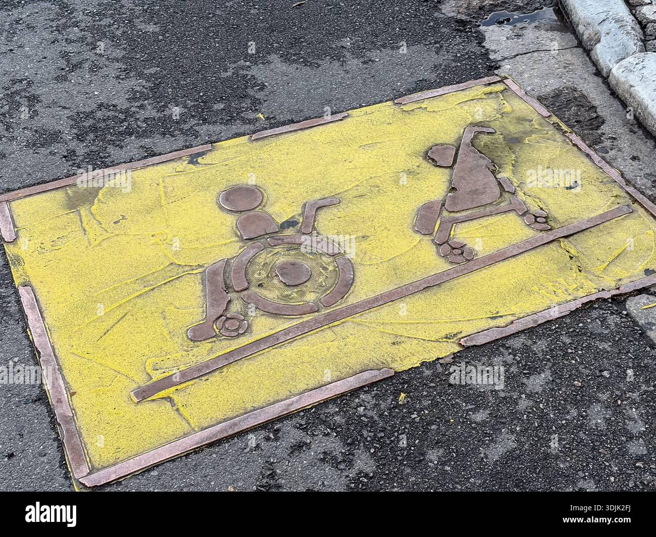 Marqueur de pavage tactile d'accessibilité / plaque d'avertissement avec icônes stylisées d'utilisateur de fauteuil roulant et de poussette de bébé. Insert de CHAUSSEE au niveau du sol. Athènes, Greec Banque D'Images