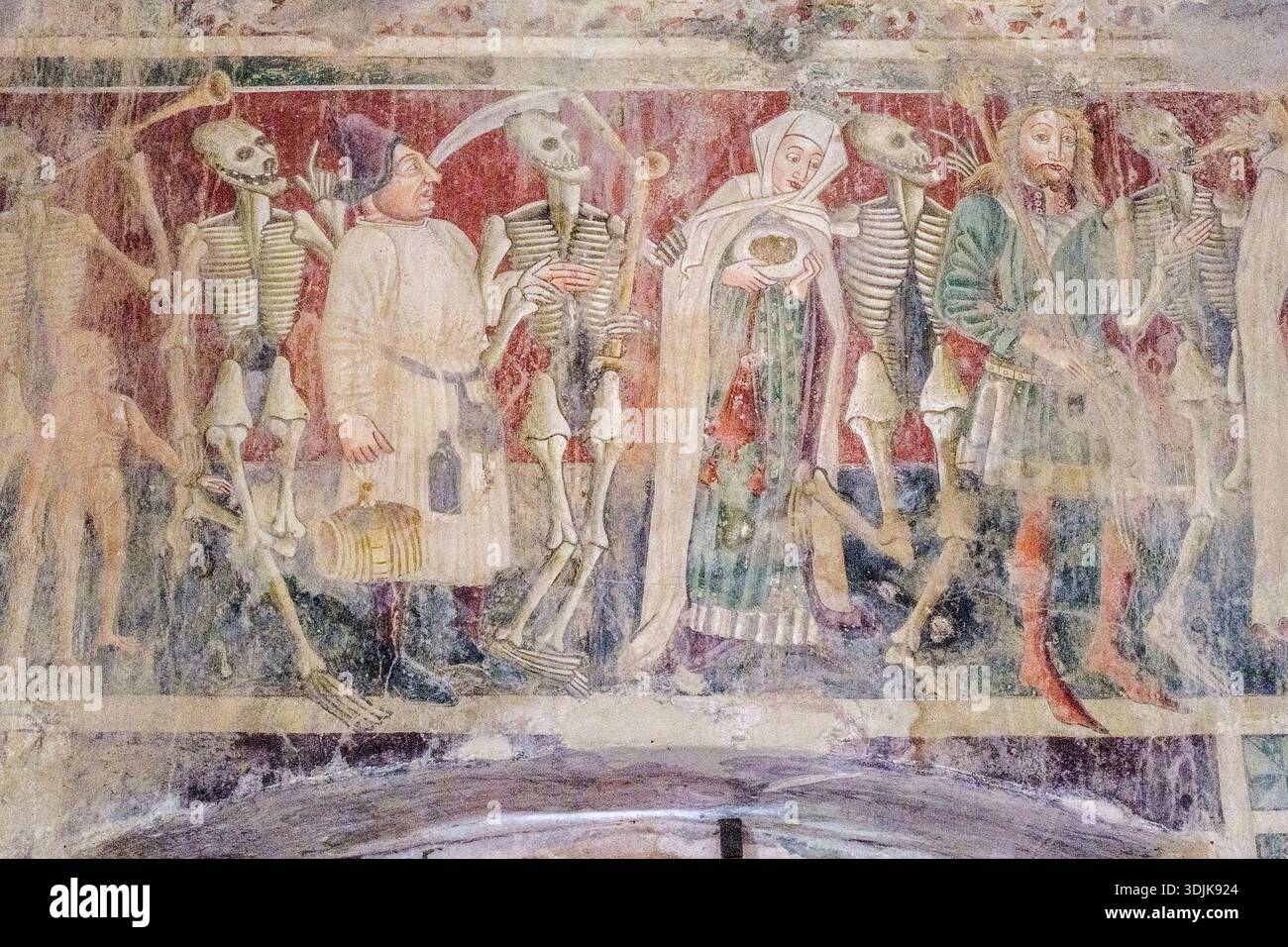 Vue détaillée de la fresque de la danse de la mort avec squelettes et figures humaines à l'intérieur de l'église de la Marie des rochers. Banque D'Images