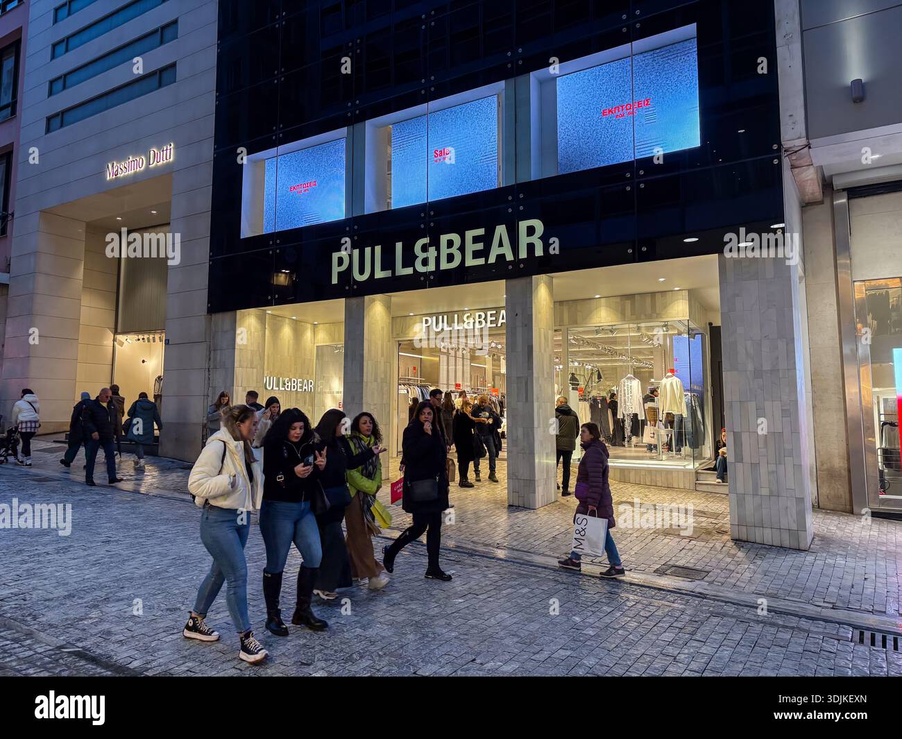 Rue Ermou, Odos Ermou. Rue piétonne commerciale principale d'Athènes célèbre pour les marques de vente au détail mondiales telles que Pull&Bear et Massimo Dutti. Banque D'Images