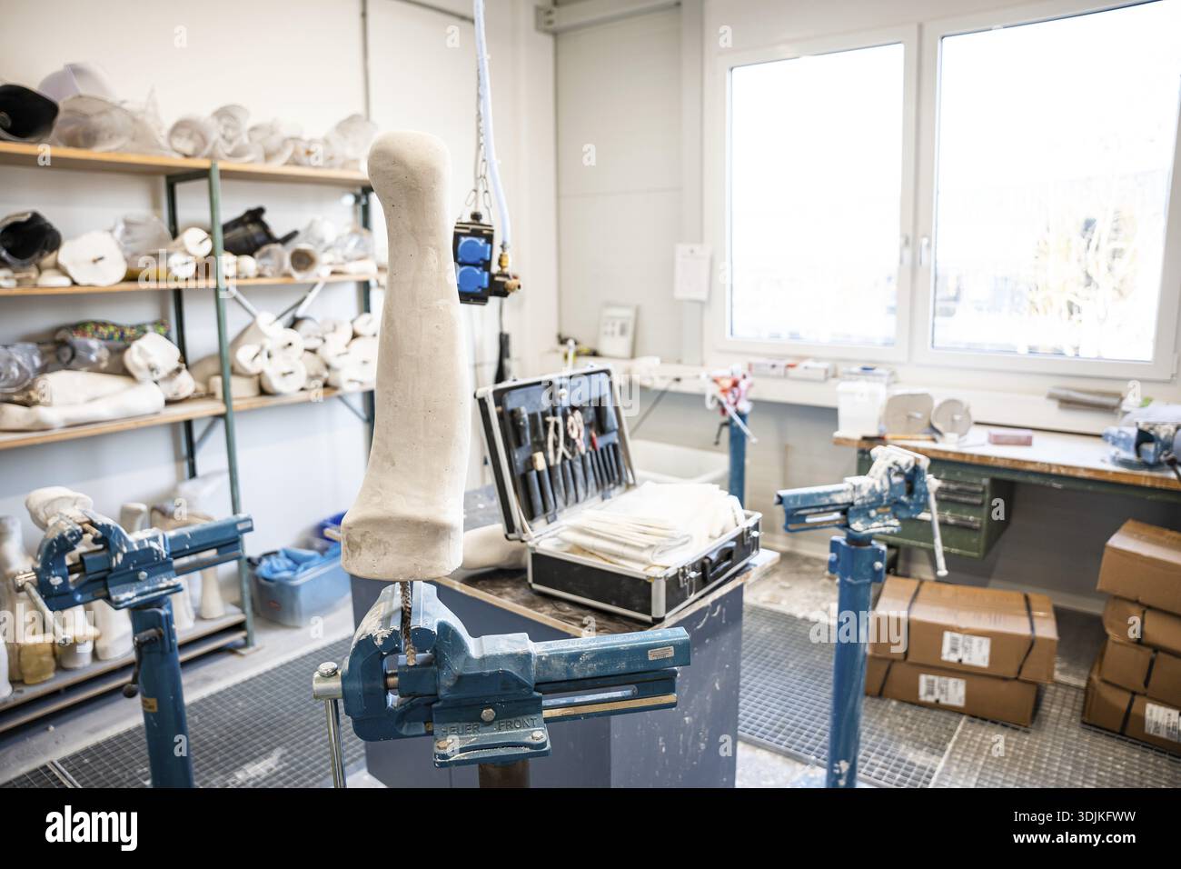 Atelier de fabrication de prothèses avec modèles et outils en plâtre, magasin de fournitures médicales Banque D'Images