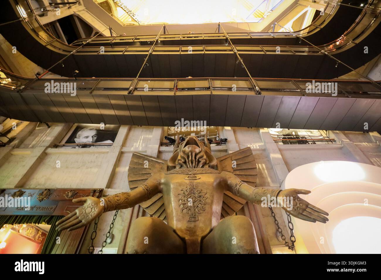 Turin, Italie – janvier 2026 : la statue monumentale du film Cabiria se dresse à l'intérieur du Musée national du cinéma, symbolisant les débuts du cinéma italien Banque D'Images