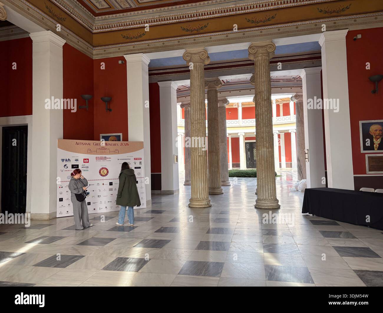 Le Zappeion (Zappeion Megaron), lieu néoclassique à Athènes, Grèce. Vue intérieure montrant des colonnes et une configuration pour les caves grecques artisanales 2026 Banque D'Images