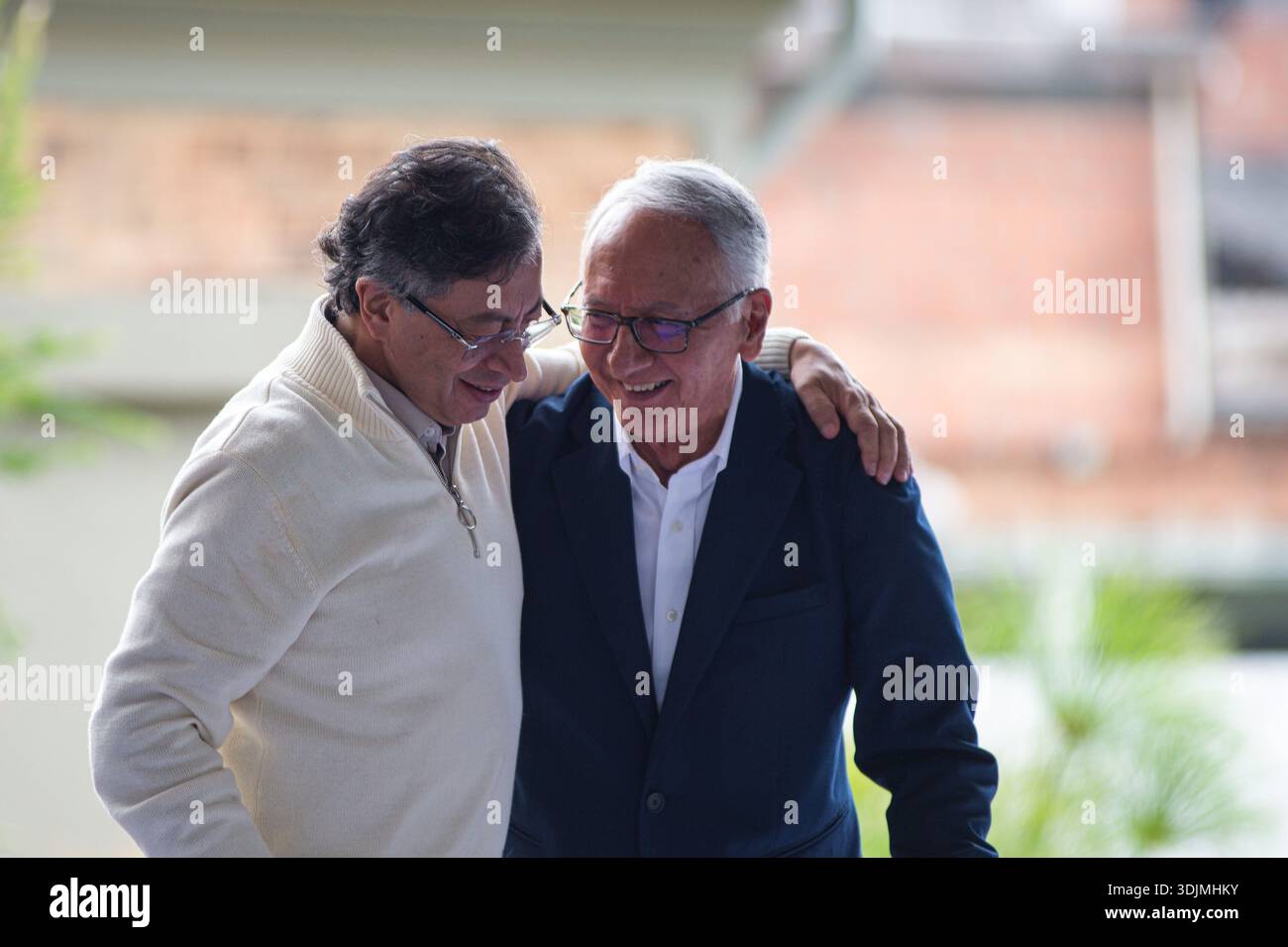 Bogota, Colombie. 27 janvier 2026. Le président colombien Gustavo Petro (à gauche) et le ministre colombien de la santé et de la prospérité sociale Guillermo Alfonso Jaramillo (à droite) participent à un événement annonçant une opération conjointe pour la restauration de l'hôpital San Juan de Dios à Bogota, en Colombie, le 27 janvier 2026. Photo par : Sebastian Barros/long Visual Press crédit : long Visual Press/Alamy Live News Banque D'Images