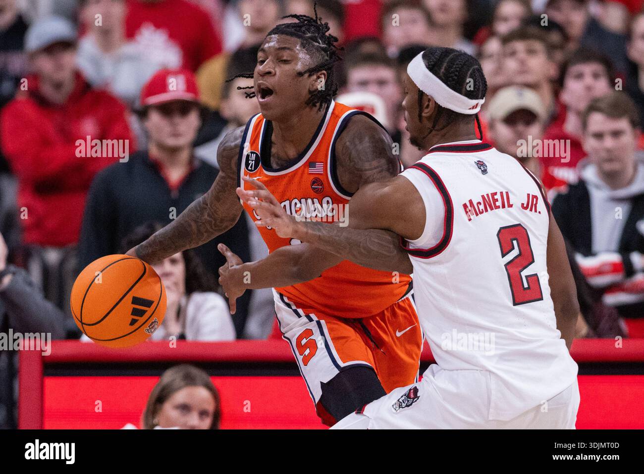 27 janvier 2026 : L'attaquant de Syracuse Orange Donnie Freeman (1) roule sur NC State Wolfpack Guard Jr. Paul McNeil (2) pendant la première moitié du match de basket-ball NCAA College au Lenovo Center à Raleigh, Caroline du Nord. (Scott Kinser/CSM) Banque D'Images