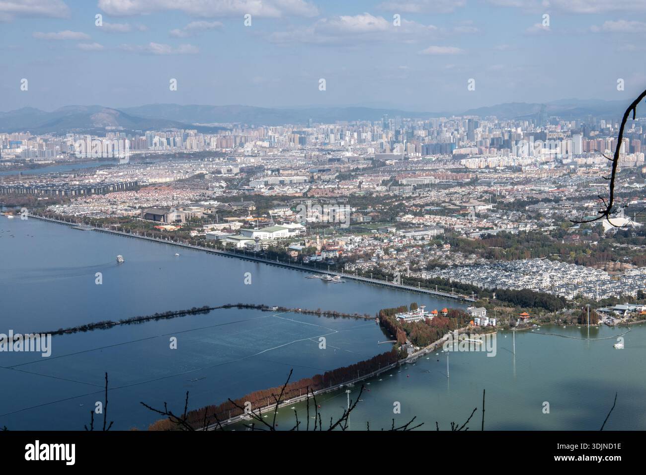 Ville chinoise de Kunming et le lac Dianchi dans le Yunnan, Chine vus des collines occidentales. Banque D'Images