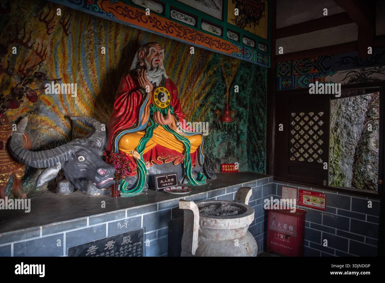 Sculpture en pierre de la figure taoïste Taishang Laojun, située dans les grottes de la porte du Dragon dans les collines occidentales, montagne Xishan de Kunming, Chine. Banque D'Images