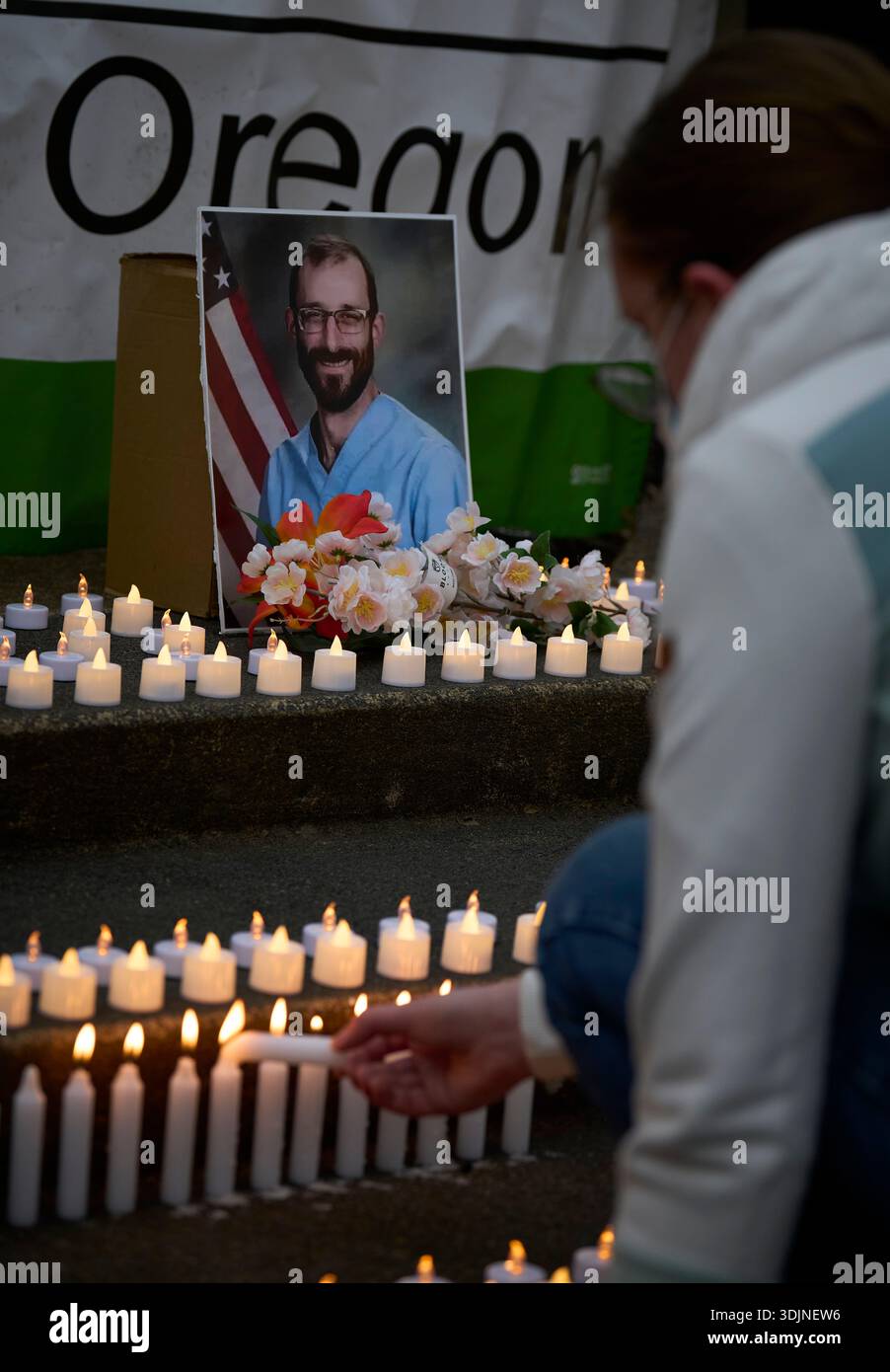 Des infirmières et d'autres personnes allument des bougies alors qu'elles se souviennent d'Alex Pretti lors d'une veillée à Eugene, Oregon, le 27 janvier 2026. Banque D'Images