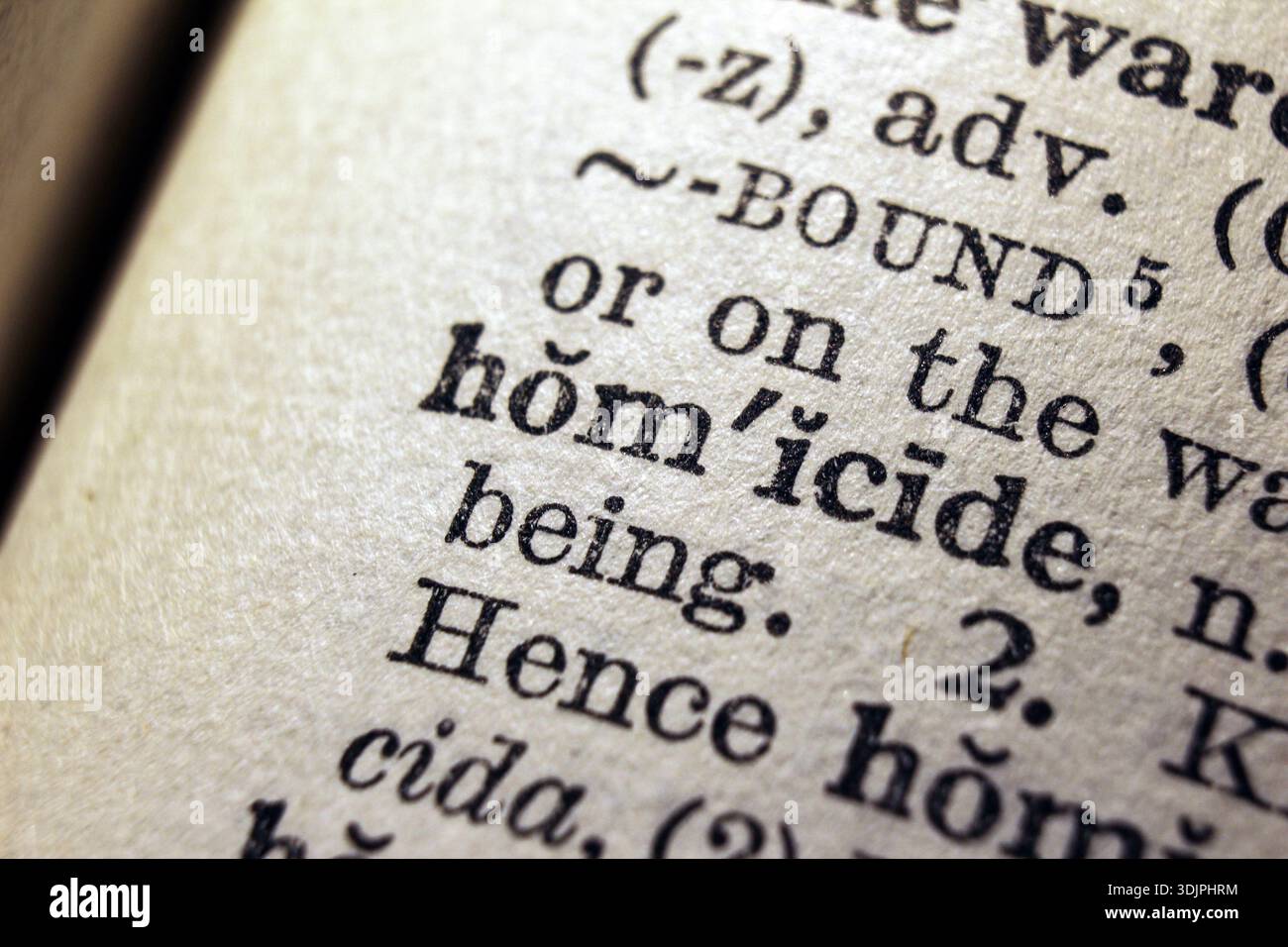 Mot homicide imprimé sur la page du dictionnaire, macro gros plan Banque D'Images