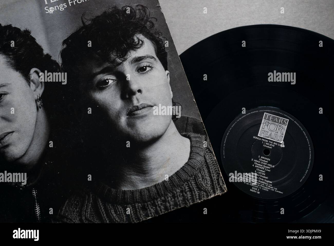 « Tears for Fears » - disque vinyle « Songs from the Big chair » avec pochette d'album, isolé sur fond Uni clair, plan en haut-angle Banque D'Images