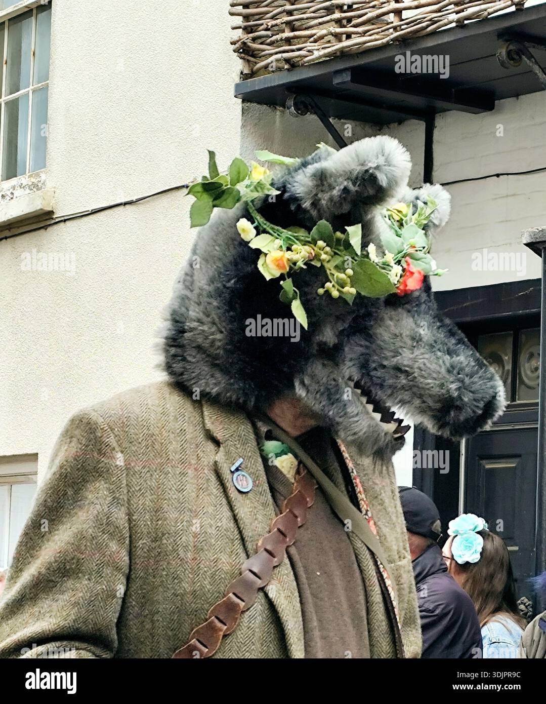 Participant portant un masque de loup/loup-garou, une veste en tweed et une couronne florale au festival annuel Jack in the Green, Hastings, Royaume-Uni Banque D'Images
