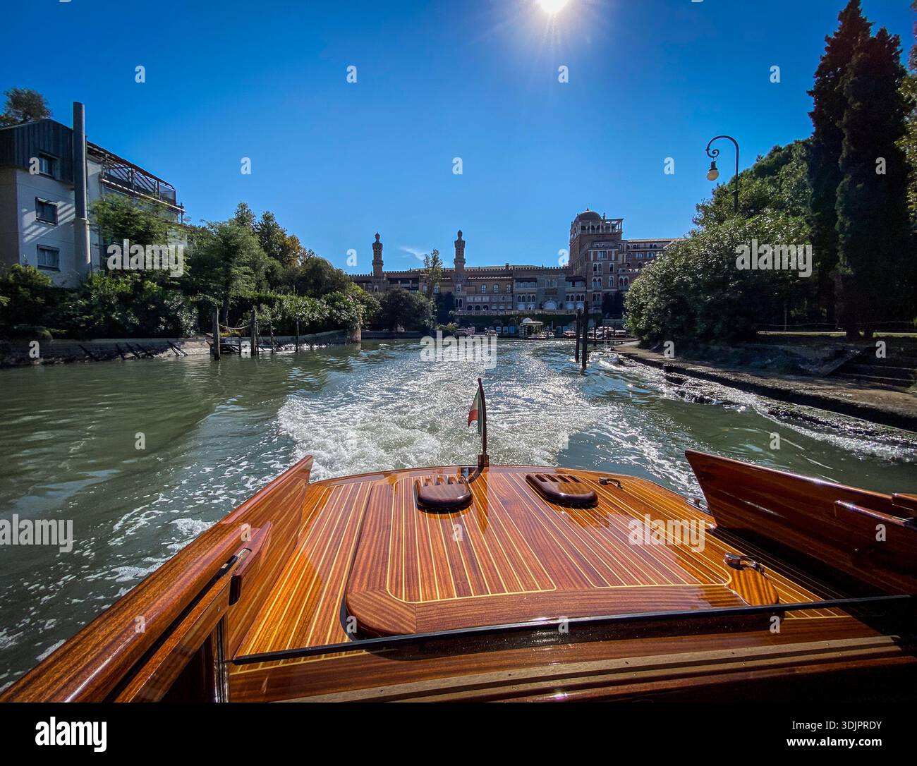 Vue depuis un bateau à moteur en bois à grande vitesse sur le Grand canal de Venise - Image de stock capturée avec un smartphone