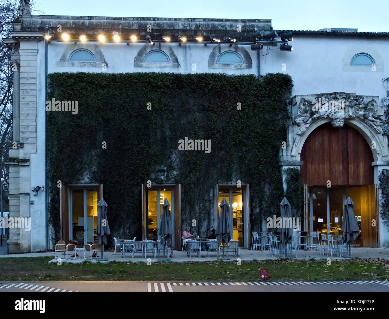 Restaurant avec terrasse dans parc dans le centre historique de Montpellier, France Banque D'Images