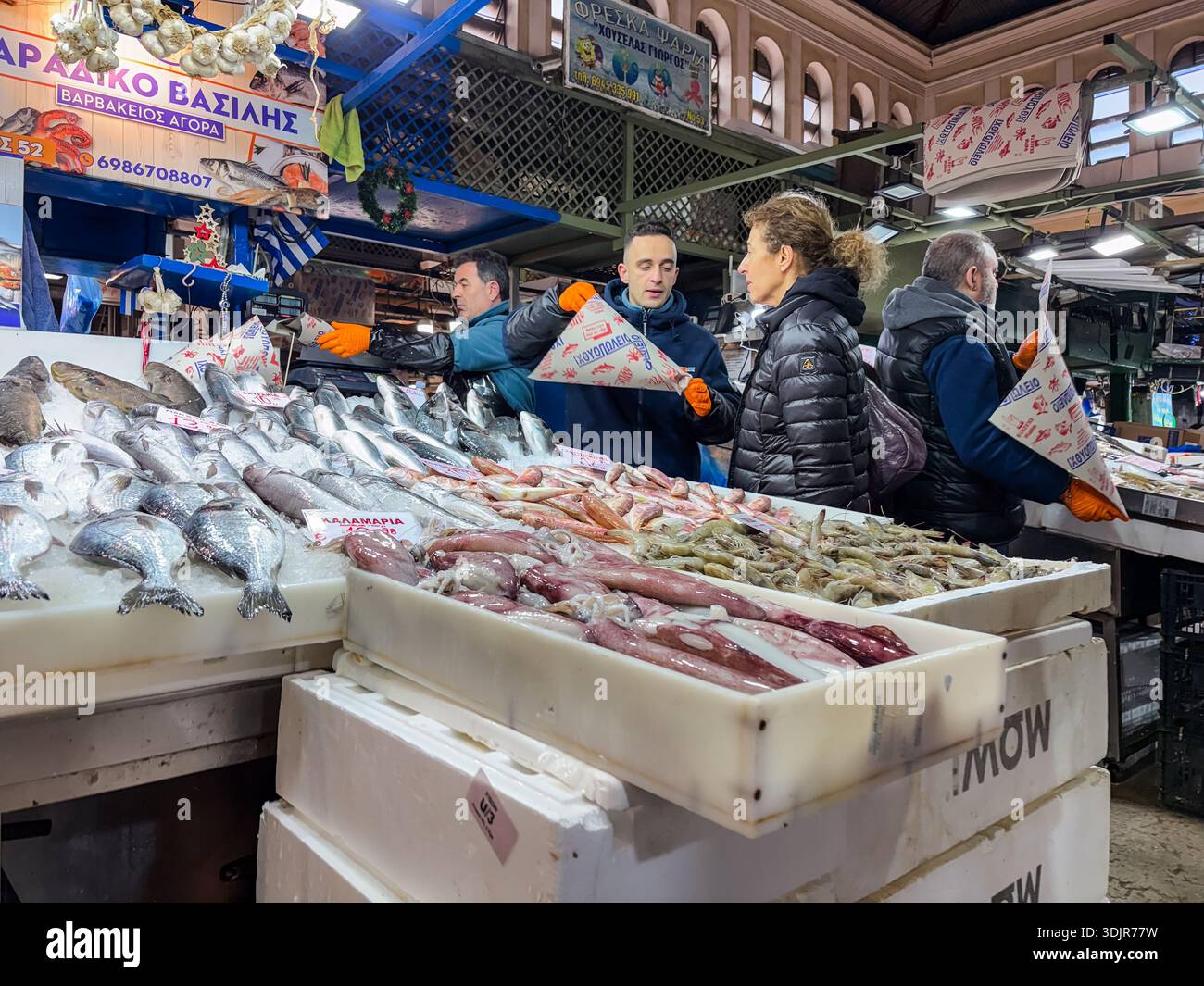 Marché municipal central de Varvakios, Κεντρική Δημοτική Αγορά Αθηνών. Marché historique du XIXe siècle vendant du poisson frais et des fruits de mer sur glace. Banque D'Images