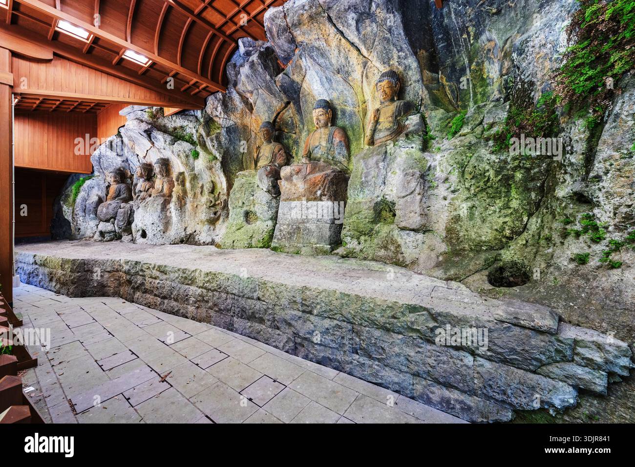 Fukata, JAPON - 30 JUILLET 2024 : les Bouddhas de pierre d'Usuki. Les sculptures datent de la fin de l'époque de Heian, ou à peu près de la fin du XIIe siècle. Banque D'Images