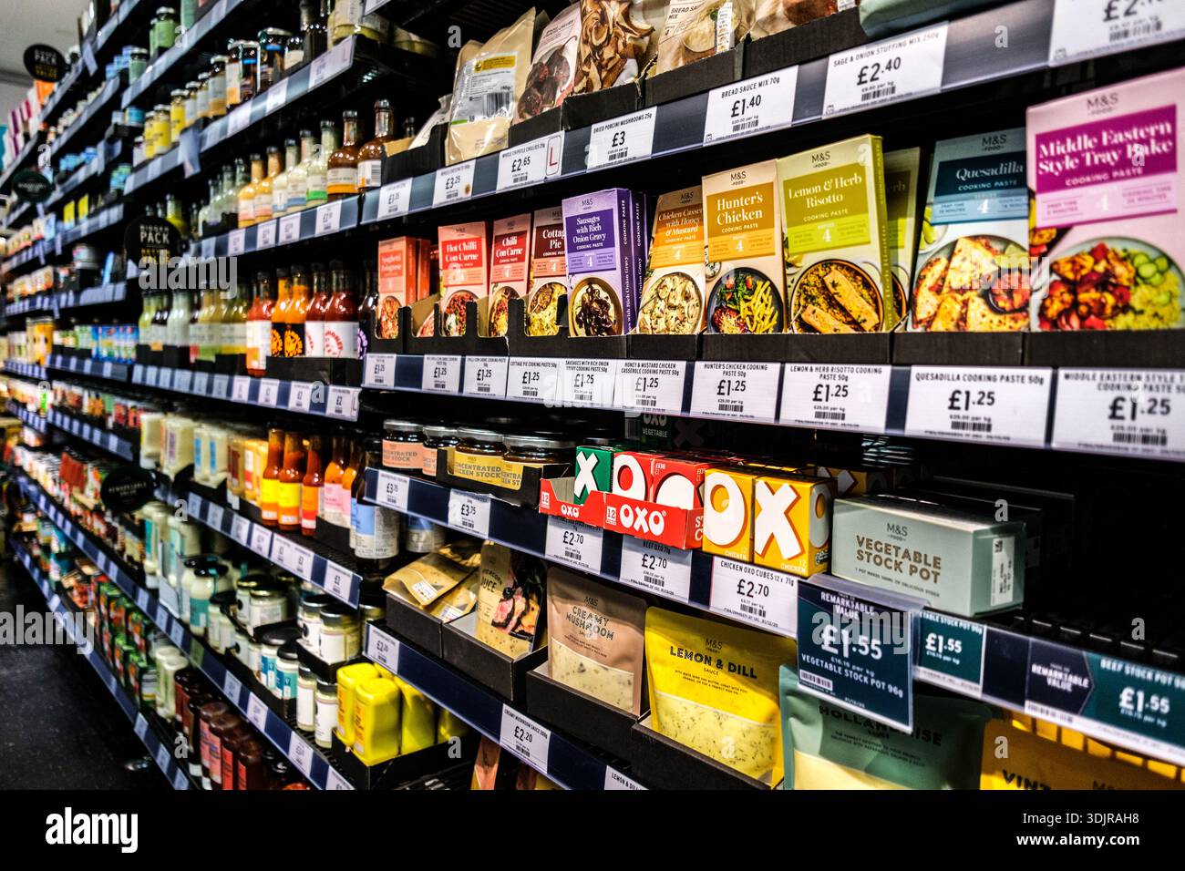 Londres Royaume-Uni, janvier 28 2026, sélection de sauces et pots d'ingrédients de cuisine de supermarché Banque D'Images