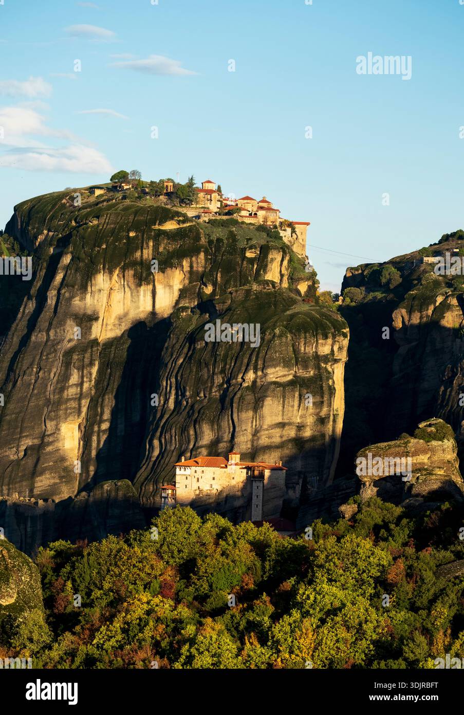 Monastères des Météores dans la lumière du soleil du matin, Thessalie, Grèce Banque D'Images