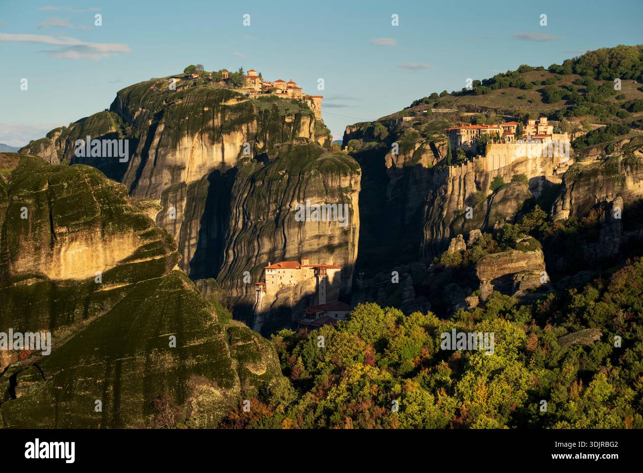 Monastères des Météores dans la lumière du soleil du matin, Thessalie, Grèce Banque D'Images